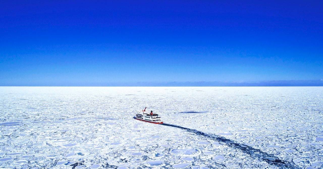 北海道飄雪紛紛5選-破冰船-冰上釣魚-雪上電單車-青池點燈-企鵝巡遊，晚上浸白金溫泉，怡然自樂【破冰船體驗▎網走冰湖上釣魚體驗▎旭山動物園▎限定點燈青池】札幌出發KHE-03F