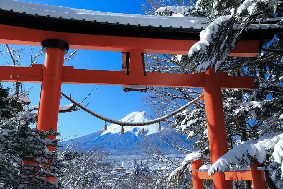 富士山河口湖滑雪 2天團【淺間神社、忍野八海、KAMUI御坂滑雪場、入住八岳森林小木屋】KTK-02F