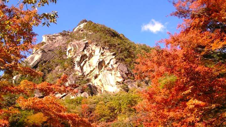 東京出發◆秋日河口湖賞楓名所◆紅葉迥廊一天遊【世界自然遺產富士山-忍野八海 ▎乘纜車走上御岳昇仙峽   】(KTF-01A)