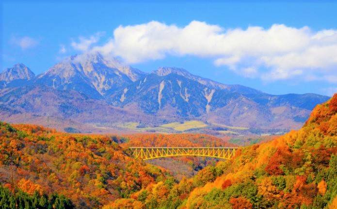 東京出發，富士山 秋日賞紅葉溫泉 2天團【入住八岳小木屋享用蟹放題、忍野八海、紅葉秘景昇仙峽、時令果園】KTF-02A