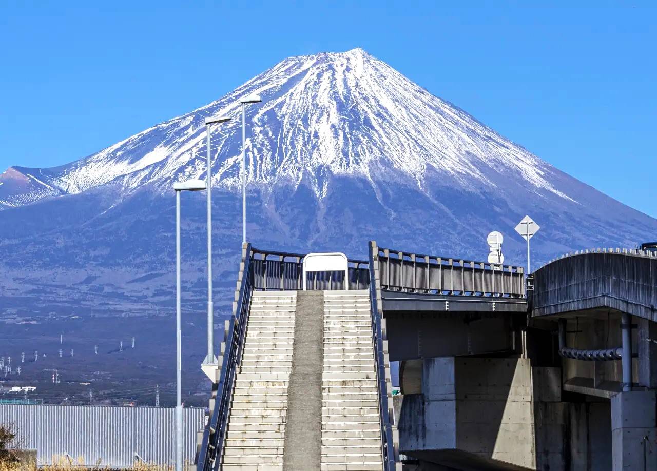 熱海花火二天團【富士山夢之大橋 ▎大室山360山峰▎入住熱海溫泉酒店- 豐富自助餐 ▎御殿場OUTLET ▎小田原魚市場 ▎   】(KTH-02H)