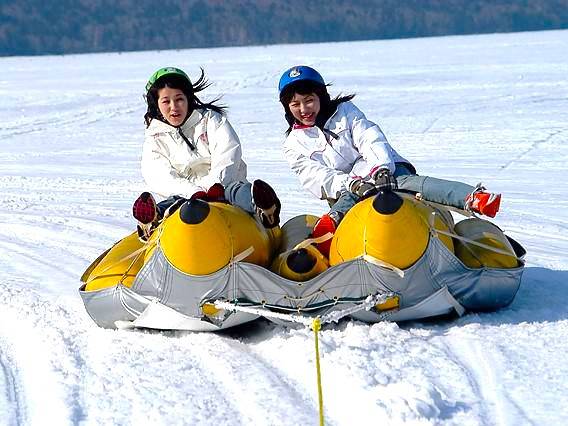 北海道飄雪紛紛5選-破冰船-冰上釣魚-雪上電單車-青池點燈-企鵝巡遊，晚上浸白金溫泉，怡然自樂【破冰船體驗▎網走冰湖上釣魚體驗▎旭山動物園▎限定點燈青池】札幌出發KHE-03F